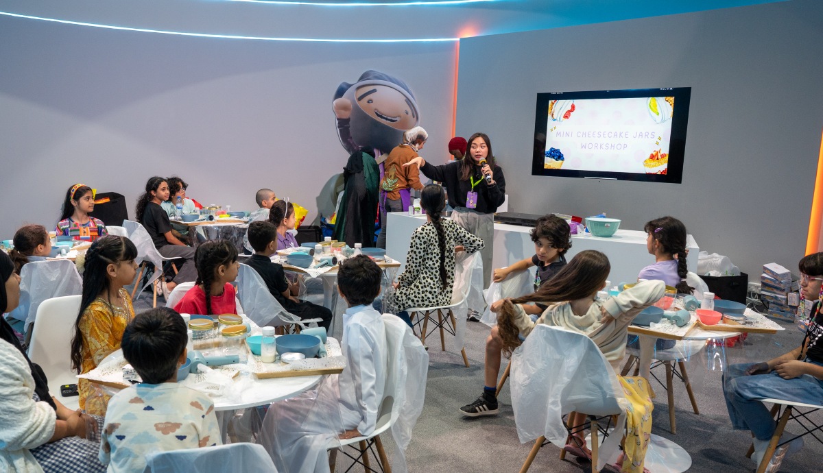 الطهاة الصغار يصنعون أكواب “التشيز كيك” بأيديهم