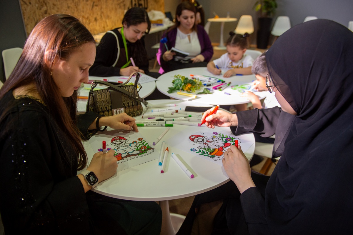 فنانون صغار يبدعون في تصميم شخصيات كرتونية مزخرفة بالورود