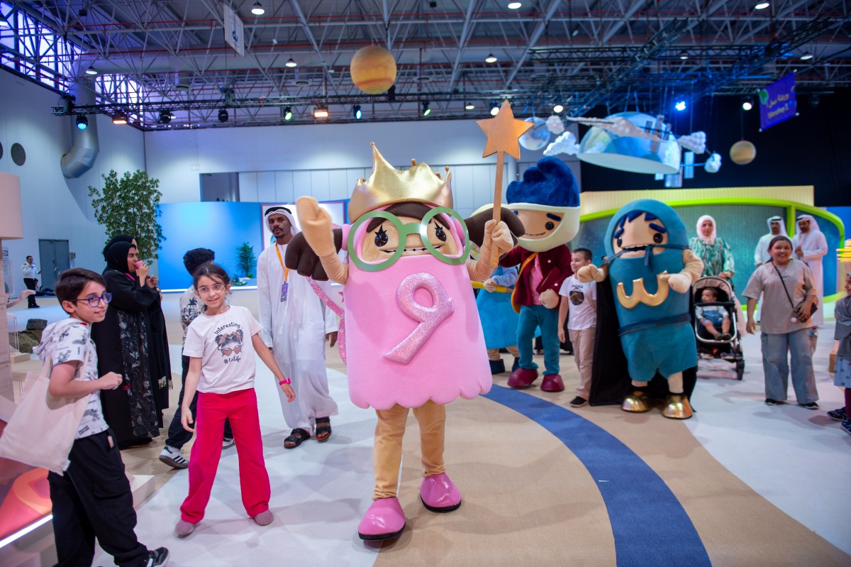 شخصيات “مهرجان الشارقة القرائي للطفل” تلهم الزوار الصغار في اليوم الافتتاحي