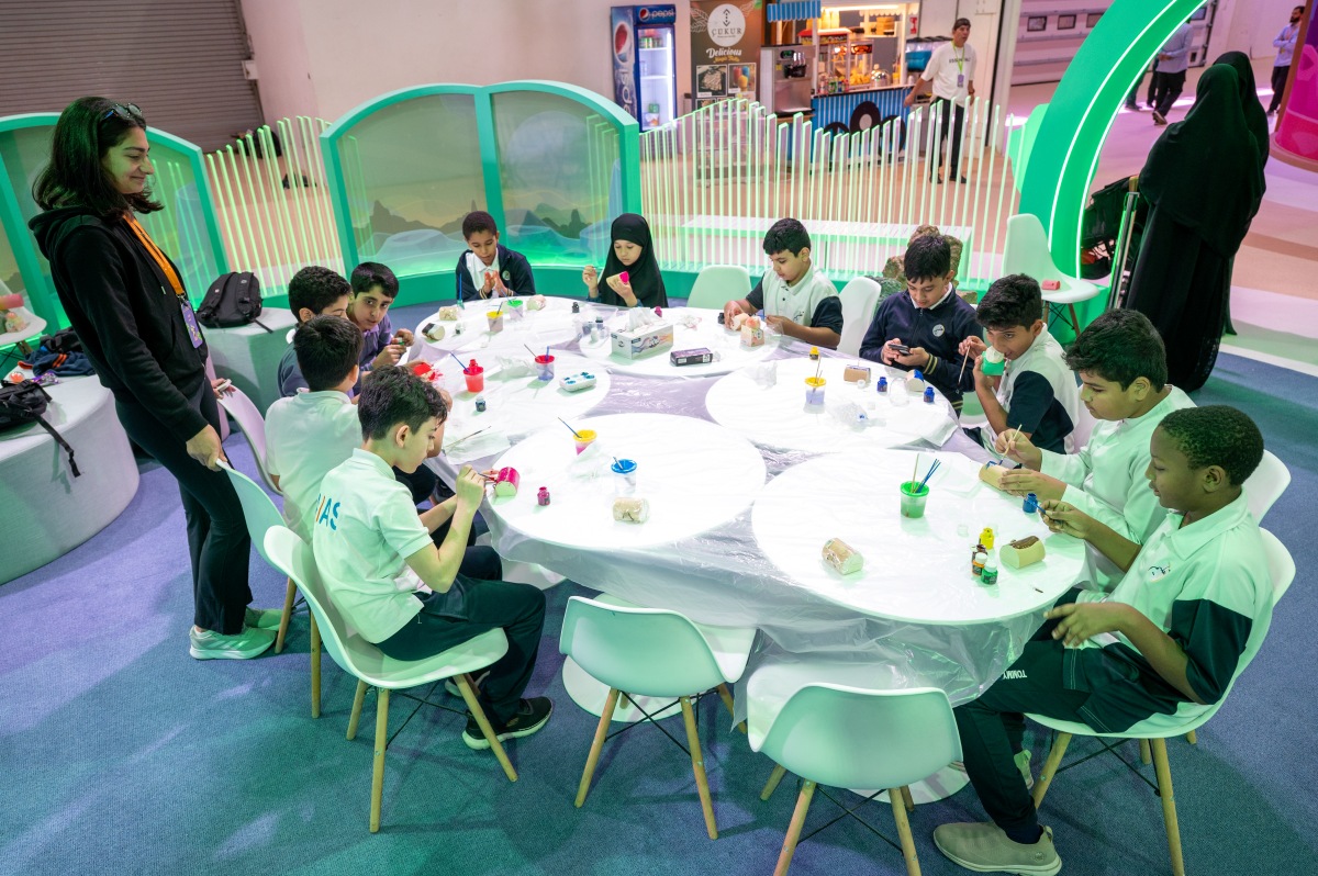 أطفال يحوّلون “ملاعق خشبية” إلى قطع فنّية بـ”شخصياتهم الكرتونية” المفضلة