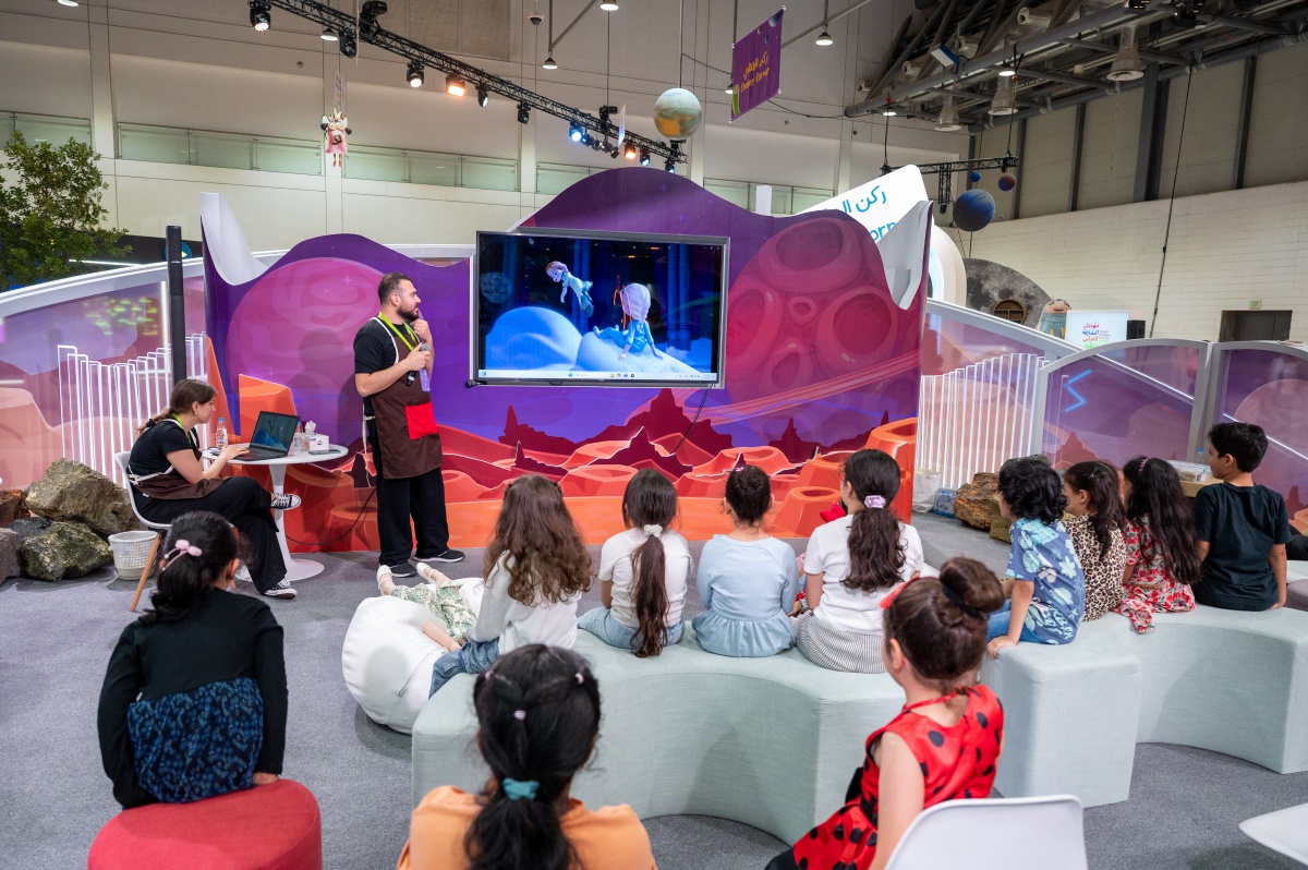 الأطفال يؤدون أدوار شخصياتهم الكرتونية المفضلة بأصواتهم في “الشارقة القرائي للطفل 2025″