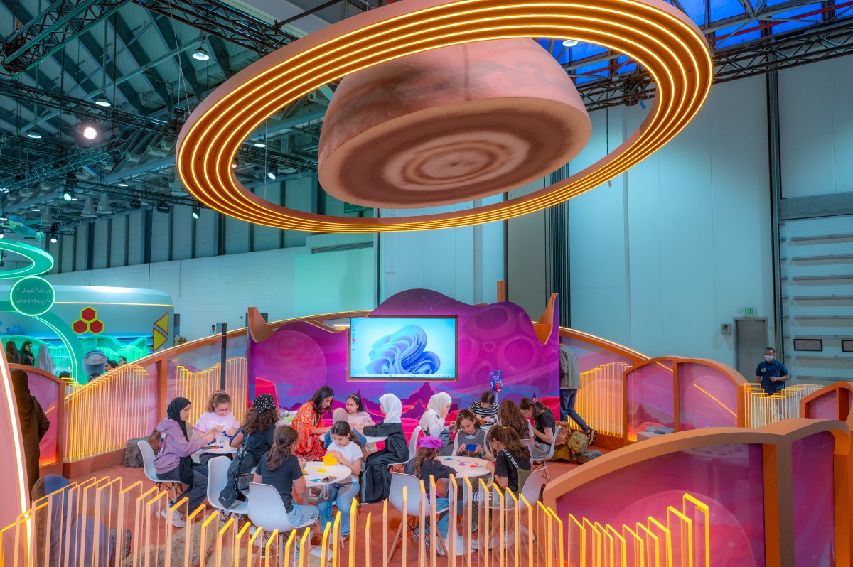 ورشة “حقيبة الزمن الجميل”…تُعيد للصغار ذكريات الزمن الجميل في “الشارقة القرائي للطفل”