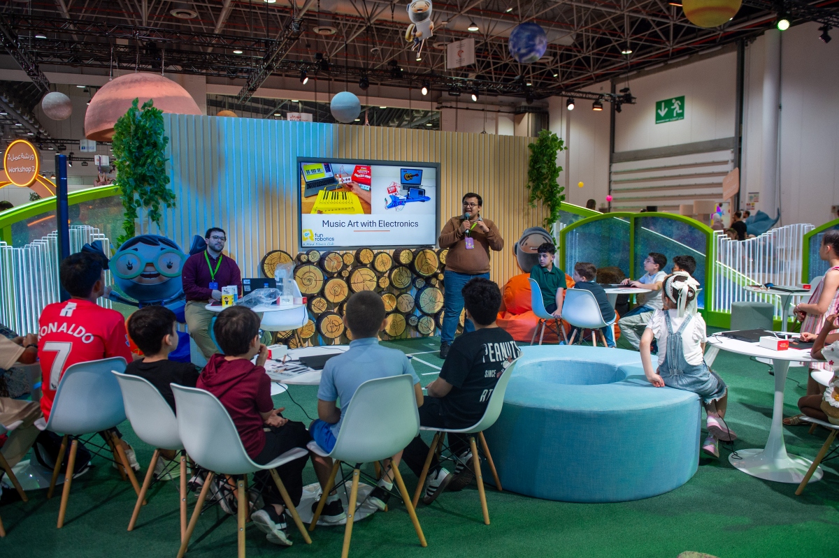 “أنغام إلكترونية بأيادٍ صغيرة”.. ورشة تدمج الفن بالتكنولوجيا في “الشارقة القرائي للطفل”