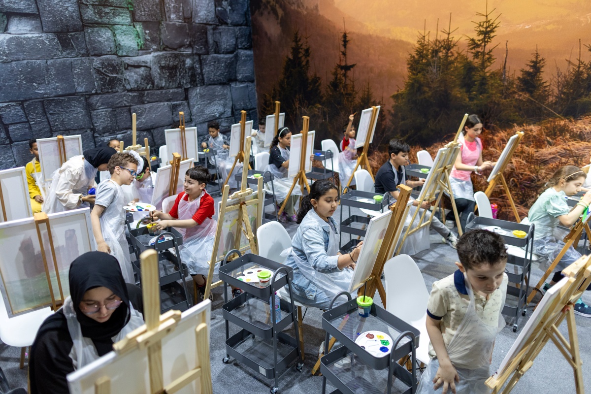 ركن “الرسم الحر”… مساحات لاكتشاف المبدعين الصغار في “الشارقة القرائي للطفل 2025”