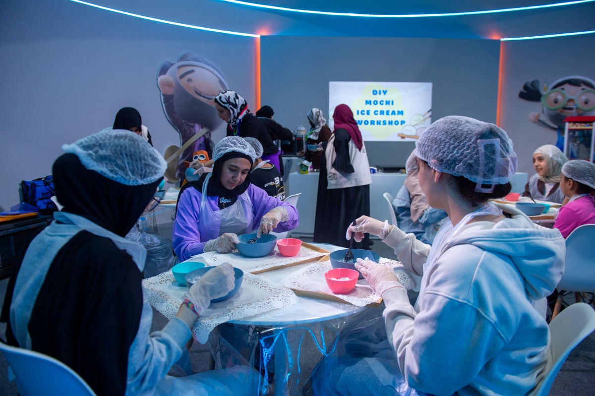 الأطفال يصنعون آيس كريم “الموتشي الياباني” بأيديهم الصغيرة