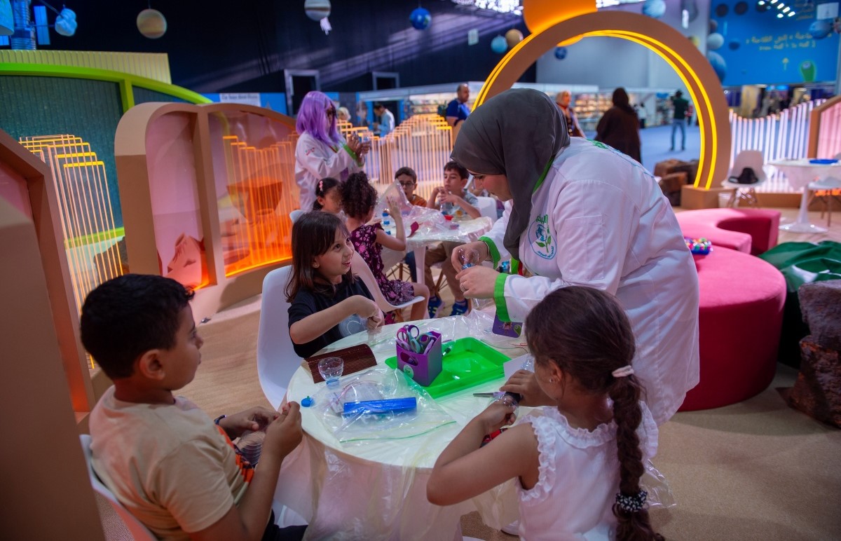 ورشة “المصباح الكهربائي” تُشعل فضول الصغار في “الشارقة القرائي للطفل”