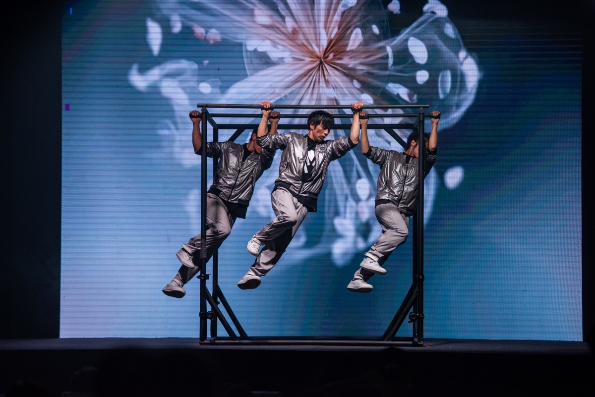 فرقة “آيرووفوت ووركس” اليابانية تخطف الأضواء بحركات أكروباتية مذهلة