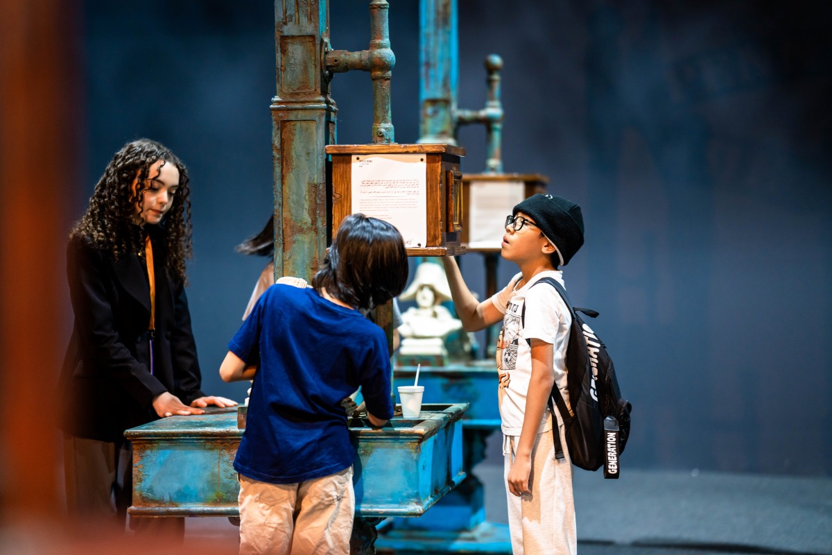 الأطفال يكتشفون مهاراتهم في التحقيق الجنائي بمعرض “شيرلوك هولمز”