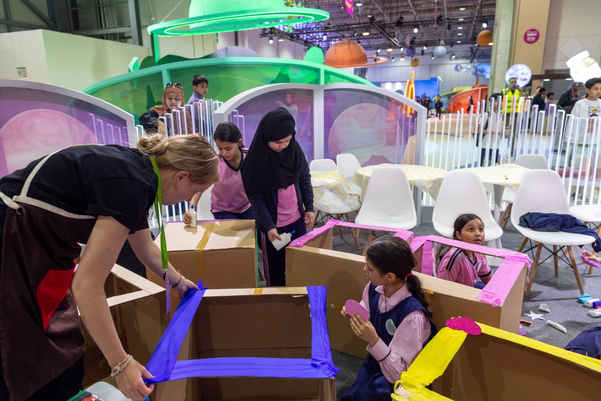 أطفال يعيدون إحياء لوحات فنية شهيرة ويرتدون أزياء شخصياتها