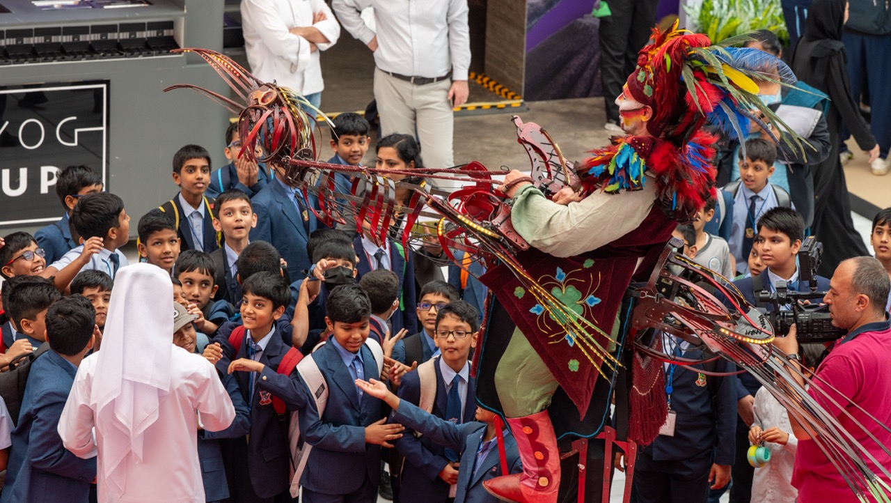 عرض “عجائب مجنحة” يحمل زوار “الشارقة القرائي للطفل” إلى عالم الطيور الأسطورية