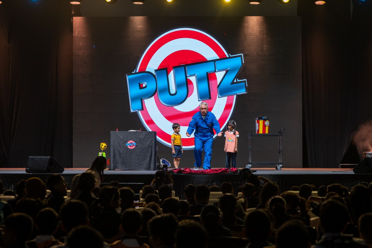 كوميديا مارتي بوتز تحوِّل الضحك إلى مساحة لتوعية وإلهام الأطفال