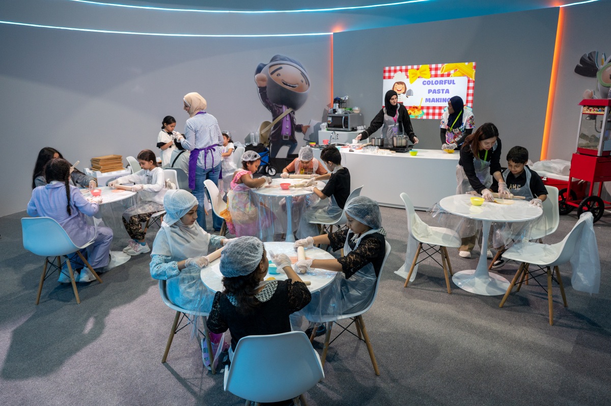 أطفال يعجنون ويلونون الباستا في ورشة طهي تفاعلية في “الشارقة القرائي للطفل”