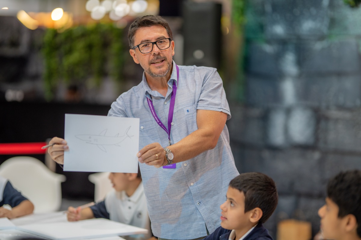 “مهرجان الشارقة القرائي” ينمّي مهارات الرسم لدى الأطفال بقيادة فنان عالمي