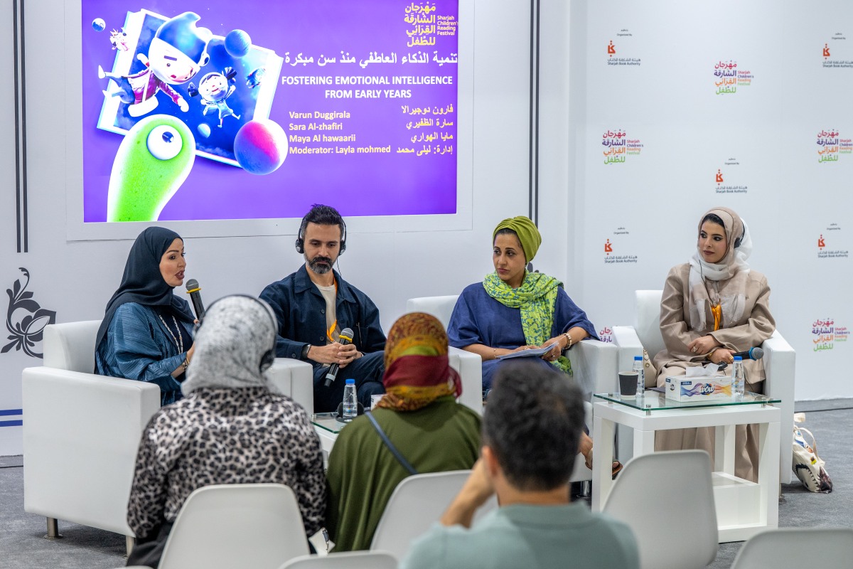 كتّاب وباحثون: الحوار والتفاعل مع الصغار أدوات فعالة لتعزيز ذكائهم العاطفي