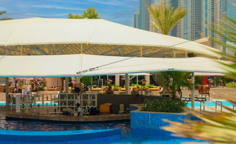 أجواءٌ صيفيةٌ رائعة بانتظارك في مسبح “السما”، منتجع الحبتور جراند مع بار متجدد وقائمة صيفيّة غنيّة بالمذاقات