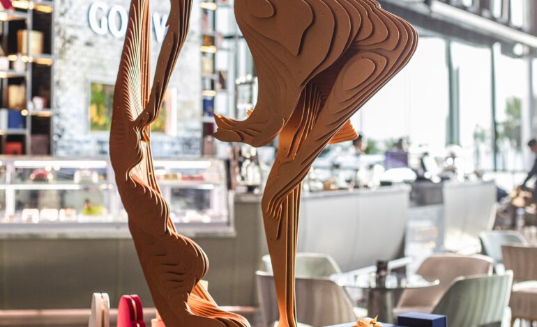 فندق ريكسوس بريميوم دبي يحتضن تجربةً غامرة بالفنّ بالتعاون مع استديو أحدي وشريفي