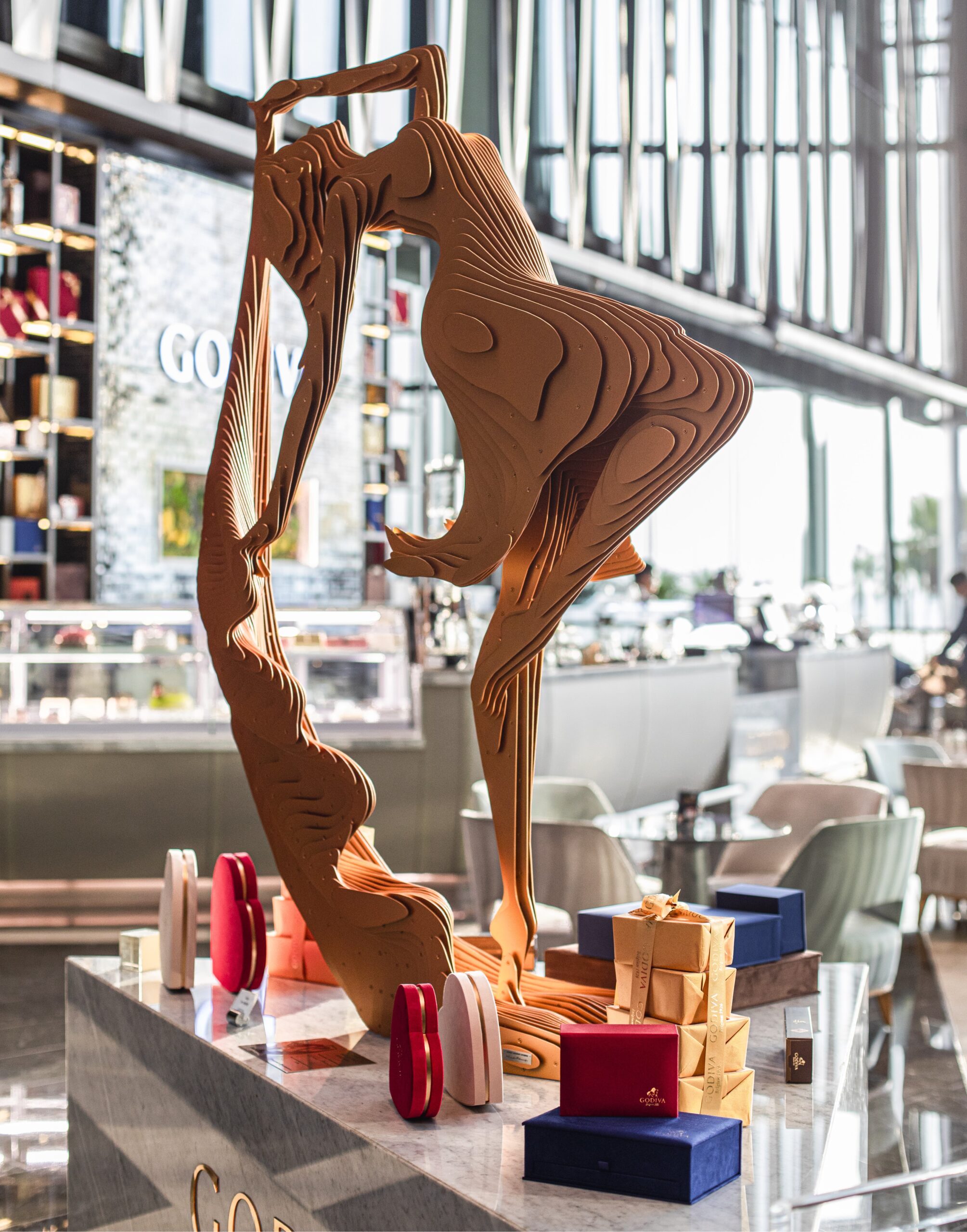 فندق ريكسوس بريميوم دبي يحتضن تجربةً غامرة بالفنّ بالتعاون مع استديو أحدي وشريفي