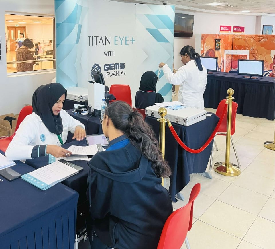 ” تيتان آي بلس” تقدّم فحوصات نظر مجانية لطلاب في 10 مدارس تابعة لمجموعة “جيمس التعليمية”