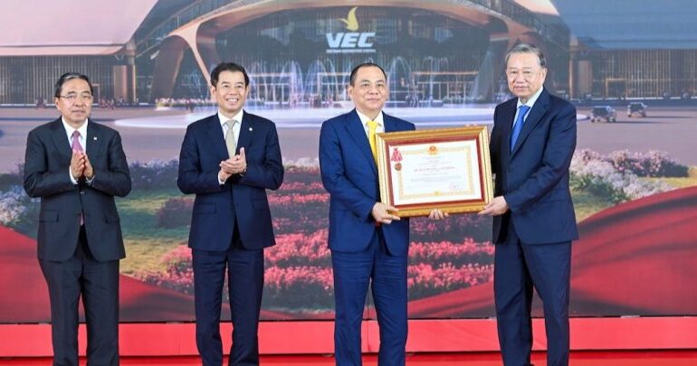 فينجروب تحصد وسام العمل من الدرجة الأولى تقديراً لإنجازاتها المتميزة في تطوير المركز الوطني للمعارض