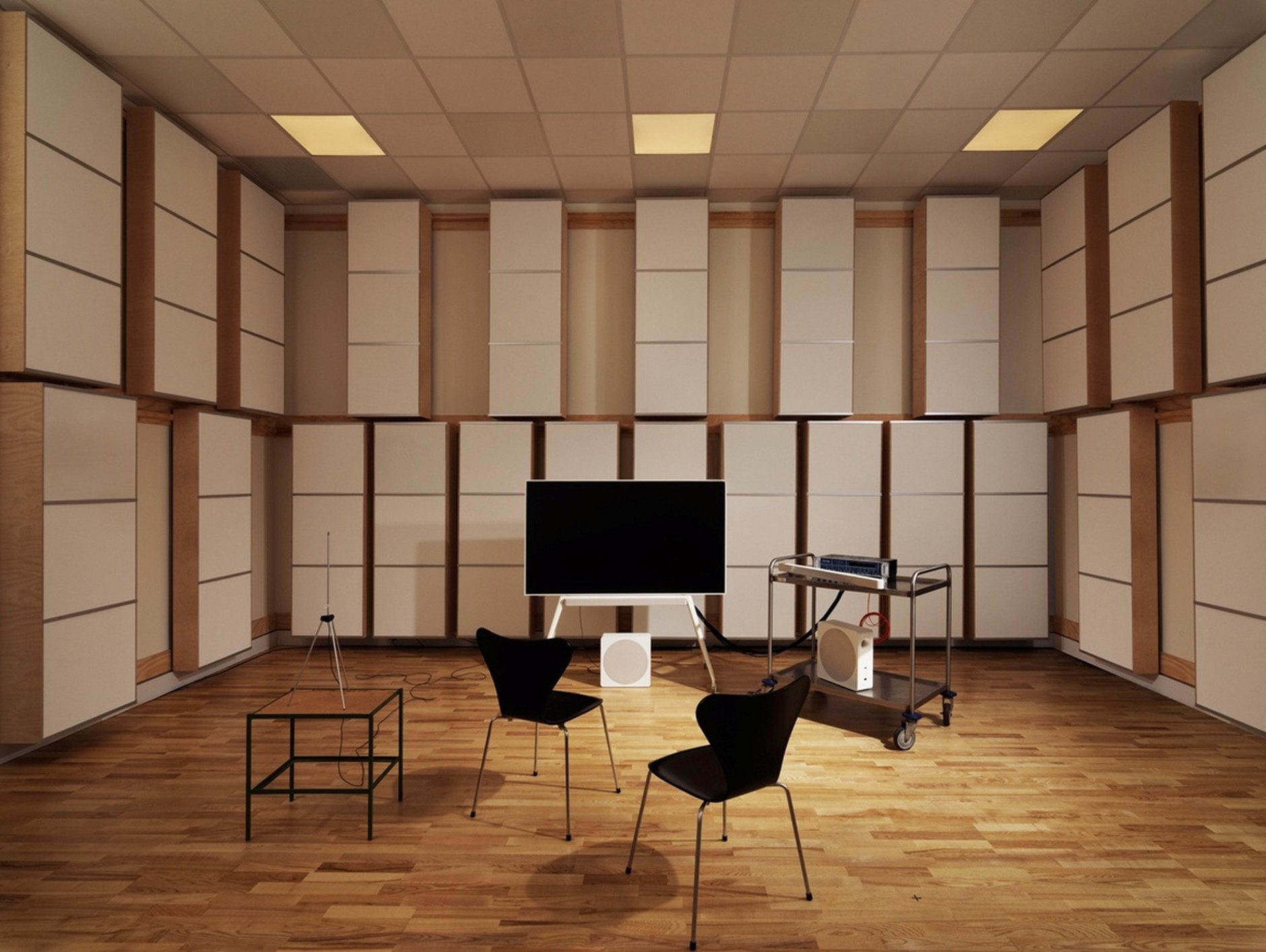 حيث يلتقي الفن بالذكاء: كيف تُعيد تي سي أل و”بانغ آند أولفسن” رسم ملامح مستقبل الترفيه المنزلي بالصوت والصورة