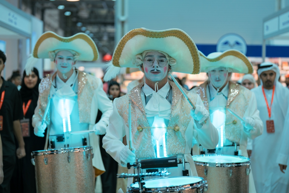 الطبول تأخذ جمهور الشارقة الدولي للكتاب إلى عالم الأساطير والخيال 