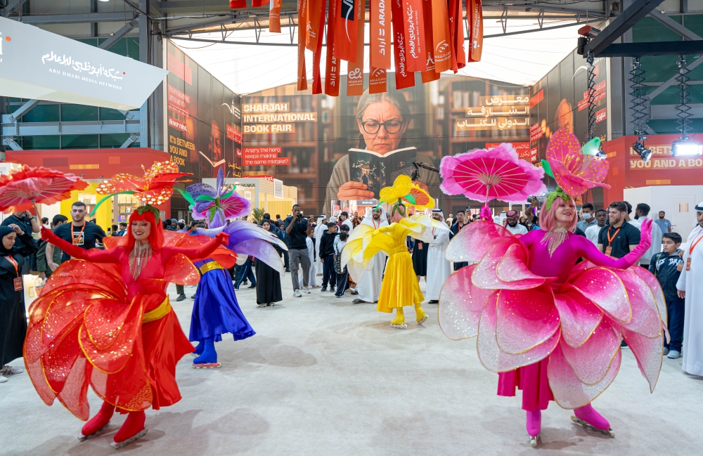 فرق فنية تحوّل أروقة «الشارقة الدولي للكتاب» إلى حديقة من الزهور المتحركة