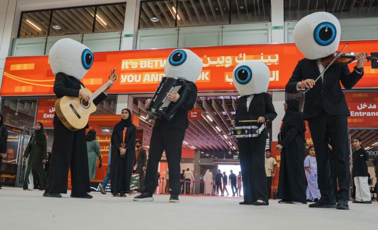 “النظرة الموسيقية” يملأ ممرّات “الشارقة الدولي للكتاب” بالإيقاع والدهشة