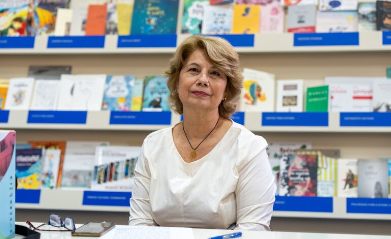 المترجمة والكاتبة اليونانية بيرسا كوموتسي: ارتبطت وجدانيًا بالأدب الإماراتي