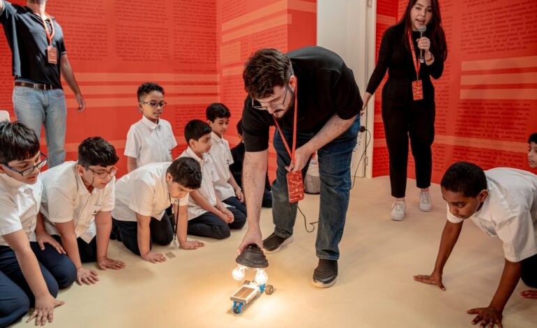أطفال “الشارقة الدولي للكتاب” يصنعون سيارات تعمل بالطاقة الشمسية