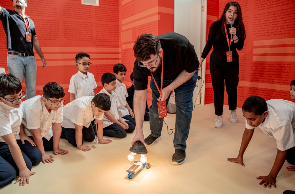 أطفال “الشارقة الدولي للكتاب” يصنعون سيارات تعمل بالطاقة الشمسية