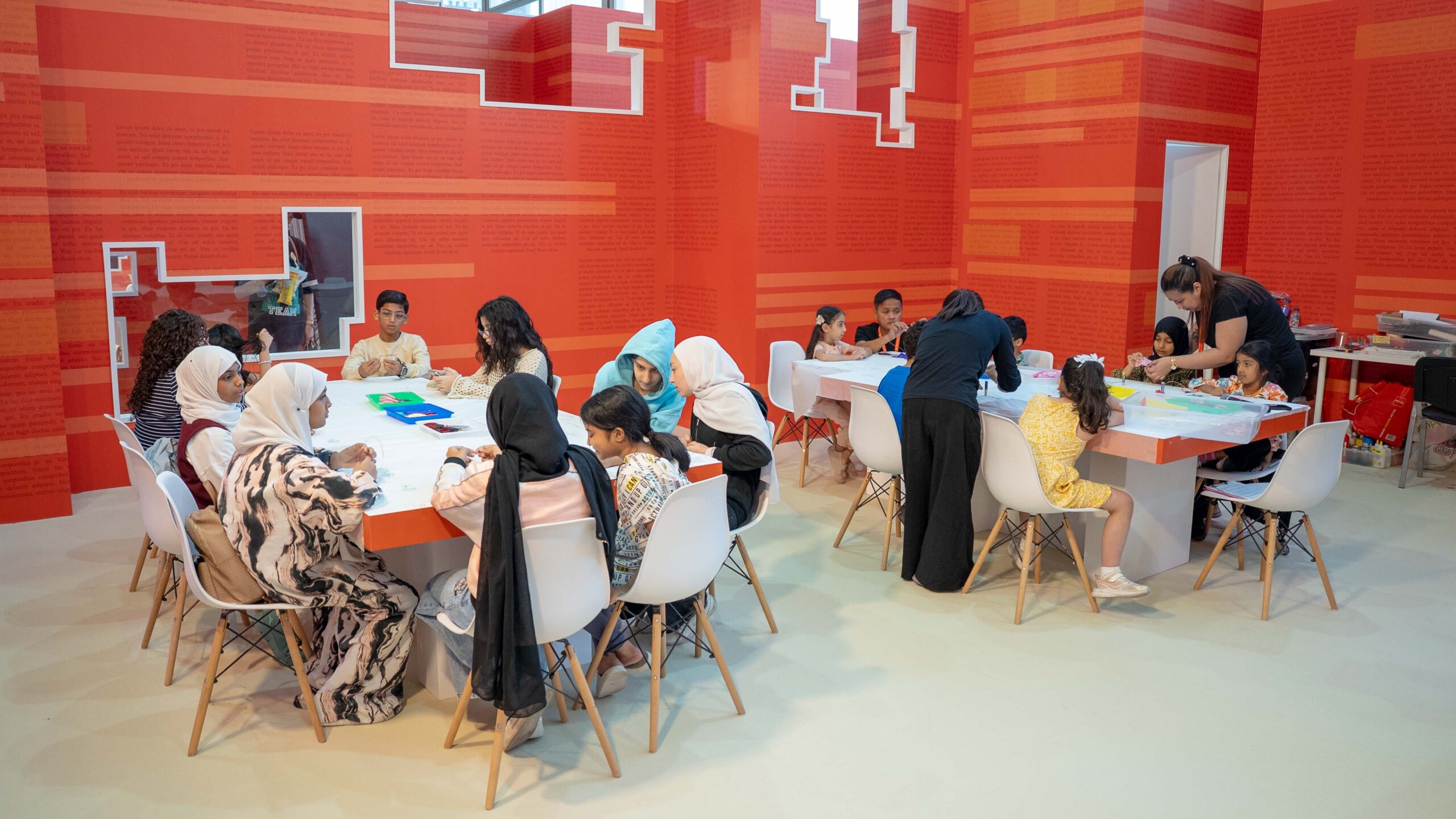 “باليرينا الكهرباء” تحوّل الفيزياء إلى فن في “الشارقة الدولي للكتاب” 2025