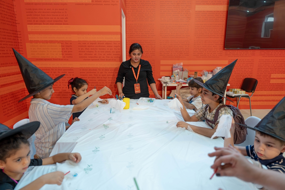 الأطفال يصنعون سحرهم العلمي في ورشة “الأشباح الطائرة”