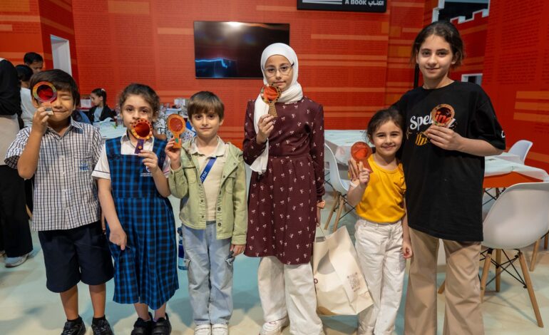 عدسات لاصقة من صنع الأطفال تكشف أسرارهم البريئة