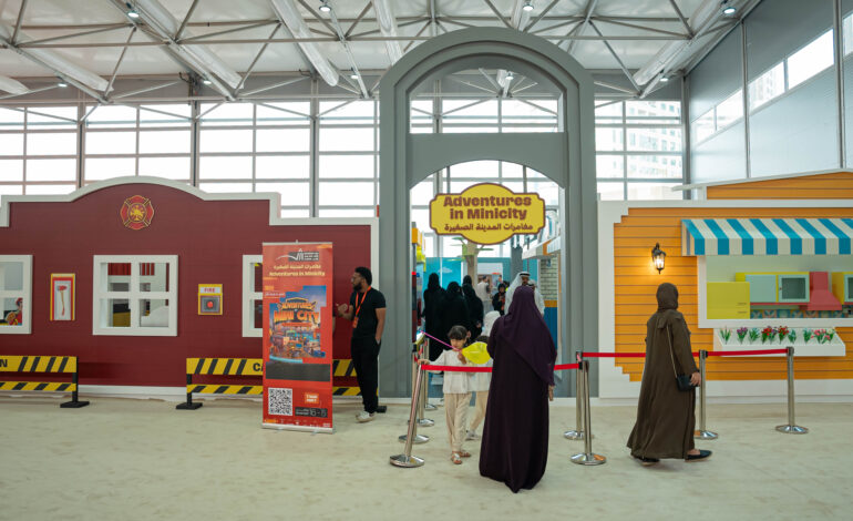 أطفال “الشارقة الدولي للكتاب” يكتشفون المهن ويعيشون تجارب واقعية في «مغامرة المدينة الصغيرة»
