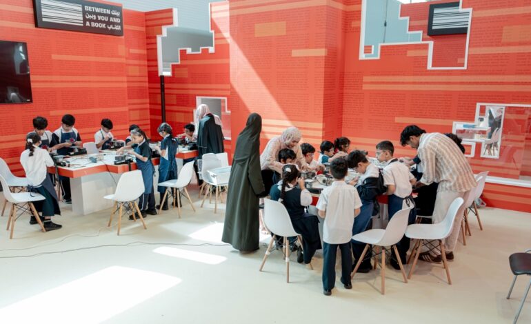 أطفال “الشارقة الدولي للكتاب” ينحتون حكاياتهم بالخشب