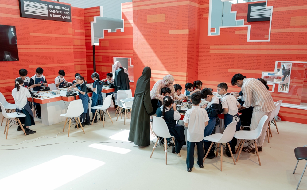 أطفال “الشارقة الدولي للكتاب” ينحتون حكاياتهم بالخشب