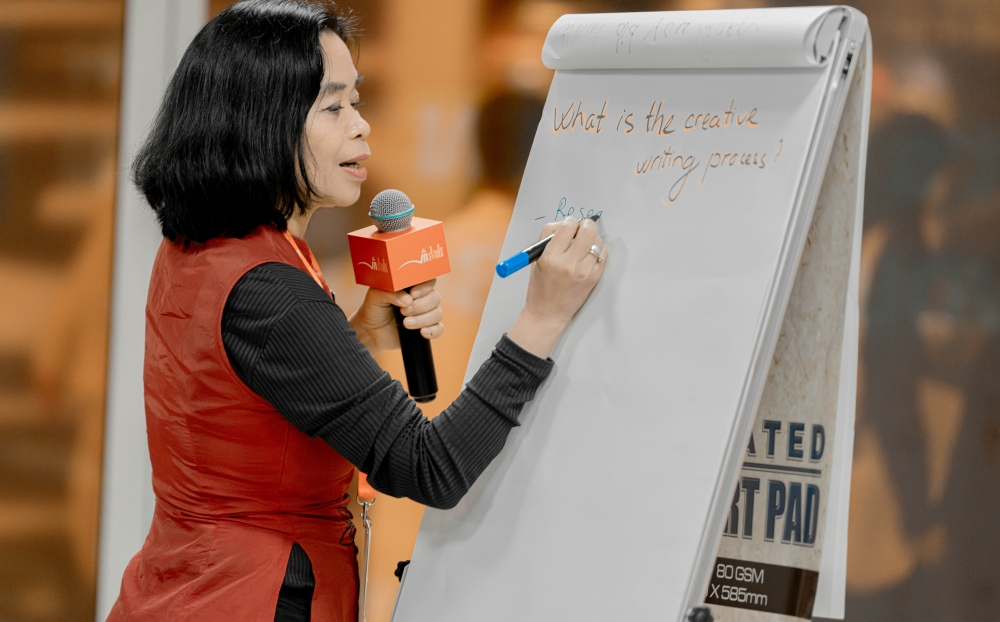 الروائية الفيتنامية د. نغوين فان كوي ماي تقدم درساً في الكتابة كرحلة إنسانية لاكتشاف الذات