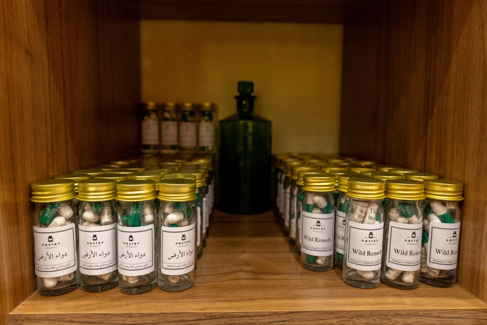 “صيدلية الشعر”.. التشافي بالكلمات في “الشارقة الدولي للكتاب”