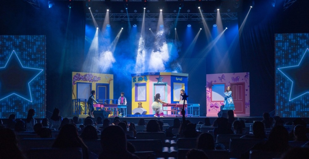 مسرح “الشارقة الدولي للكتاب” يُشعل أحلام الصغار في “الخشيشة”