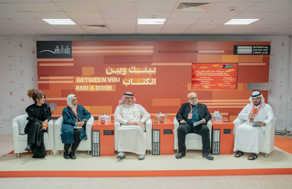 كتاب وإعلاميون يحذرون من هيمنة وسائل التواصل على الوعي الثقافي