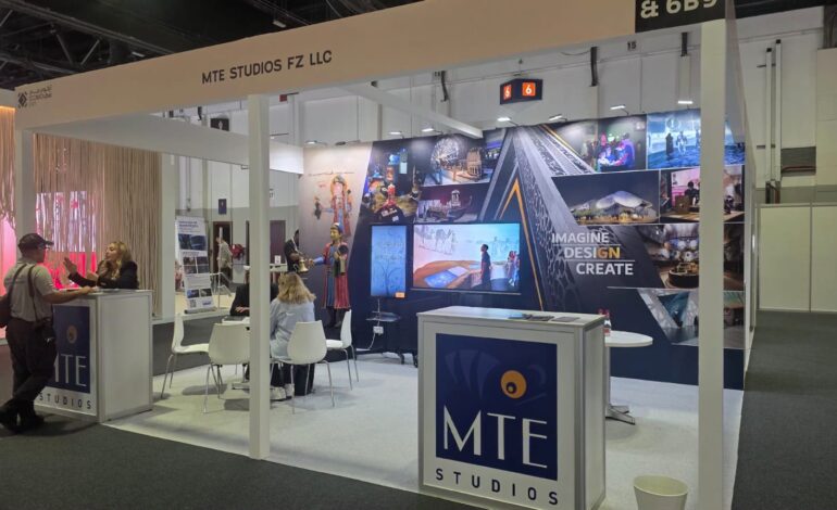 شركة إم تي إي ستوديوز تجذب الزوار في اليوم الأول من مؤتمر آيكوم دبي 2025 من خلال عرض “الرجل الآلي”