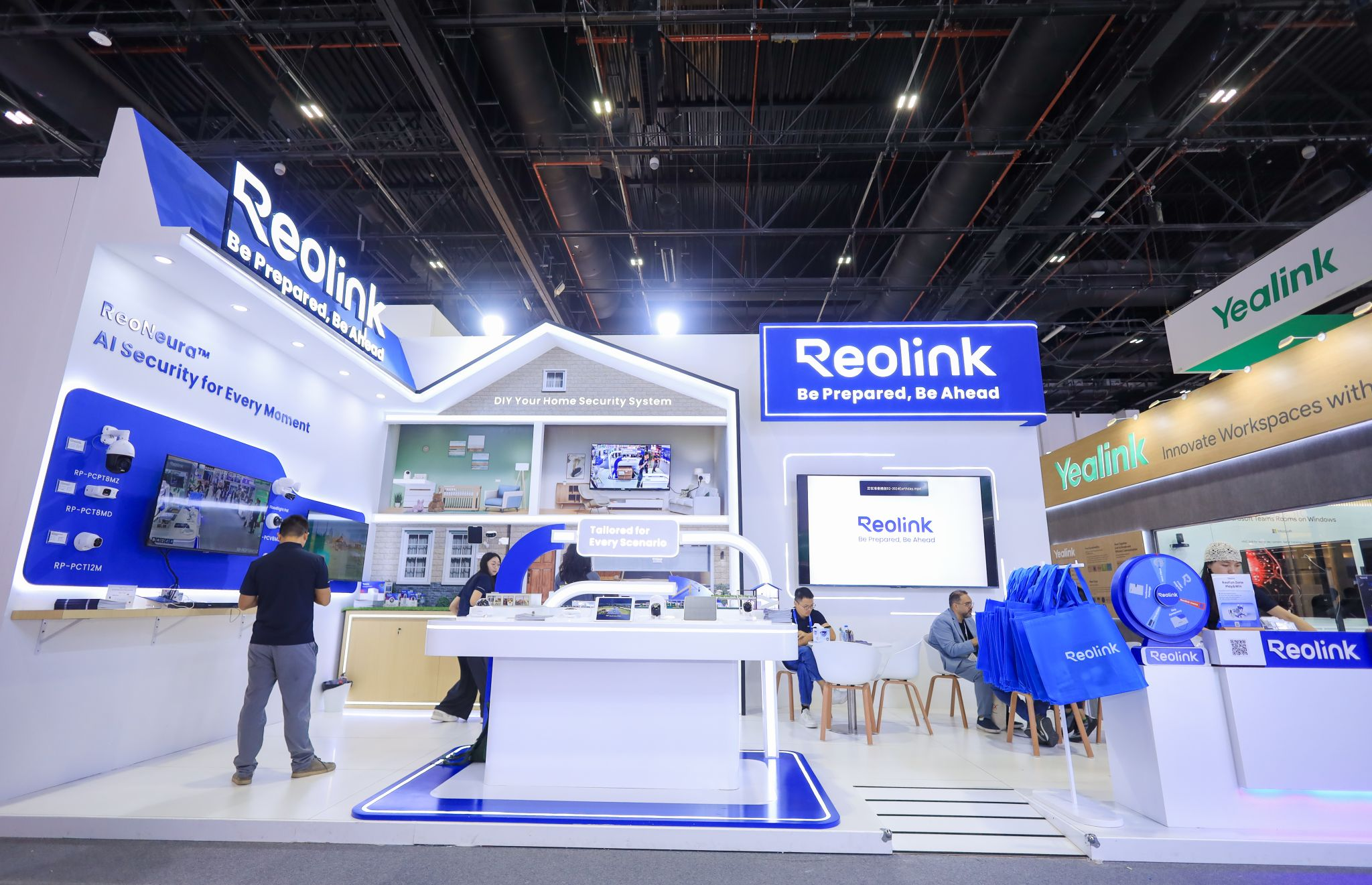 Reolink Concludes a Dynamic Presence at GITEX GLOBAL 2025 with ReoNeura™ AI and TrackFlex Floodlight WiFi