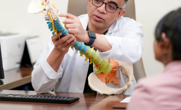 مقيمة تستعيد حياتها بعد 10 سنوات من الألم بفضل جراحة نادرة ومعقّدة في العمود الفقري في دبي